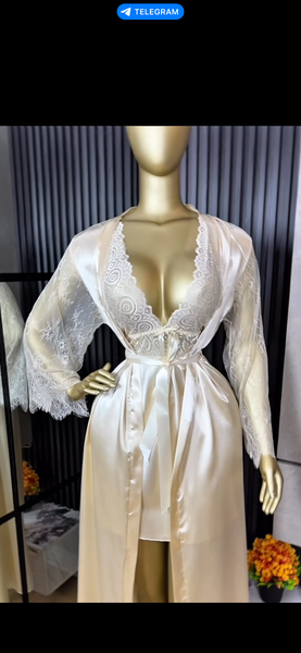 Robe en satin dentelle