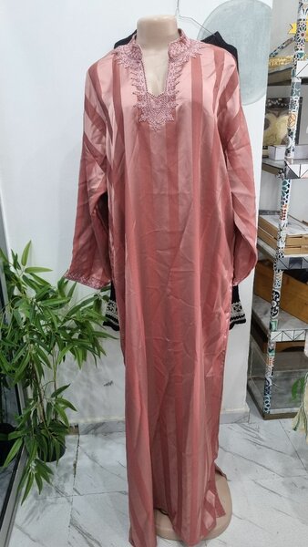 Caftan en satin rose