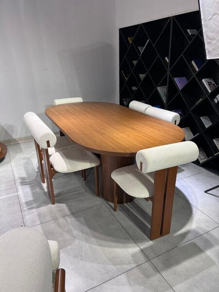 Table à manger en bois avec chaises