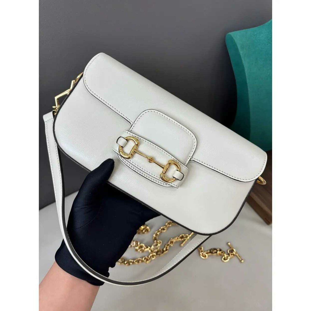 Sac à main Gucci en cuir blanc avec fermoir doré