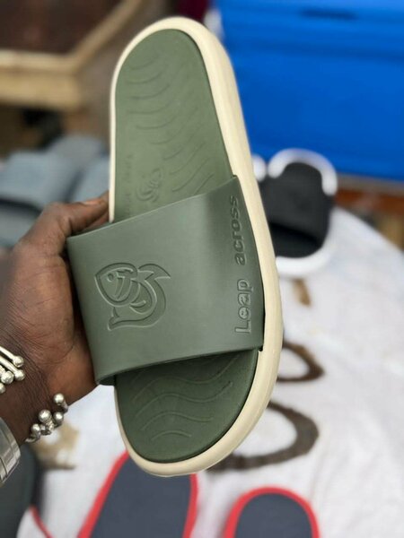 Claquettes confortables homme