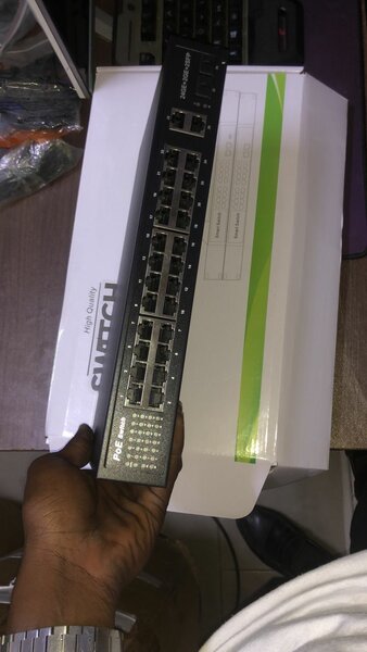 Switch réseau PoE 24 ports