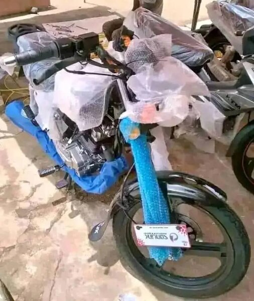 Moto neuve emballée protégée