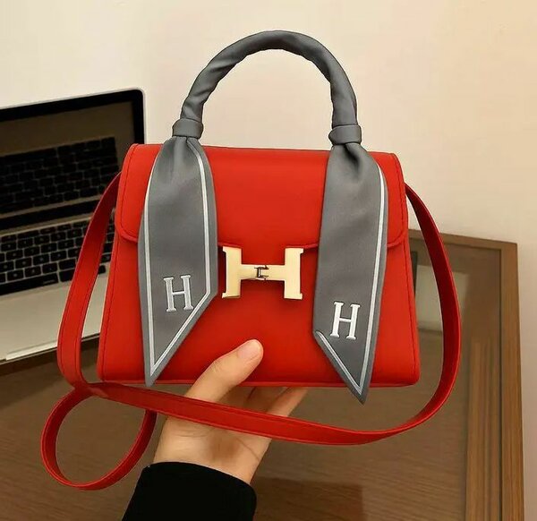 Sac à main rouge en cuir avec détails gris