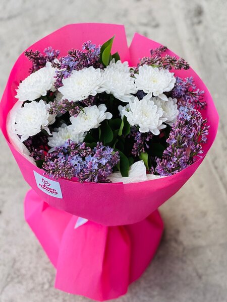 букет из сирени и  хризантемы