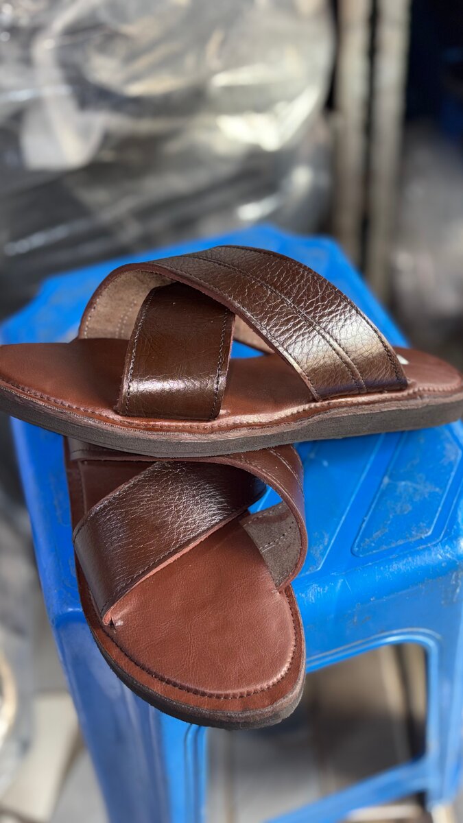 Sandales en cuir marron élégantes