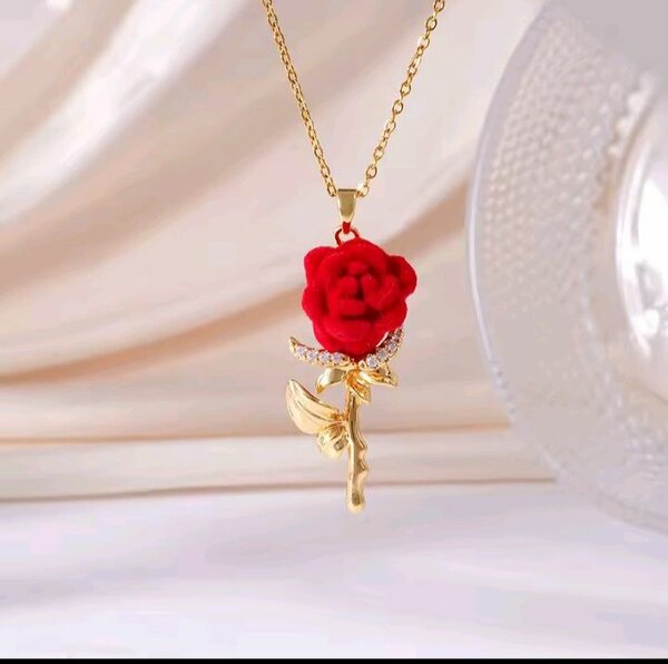 Pendentif rose en or rouge