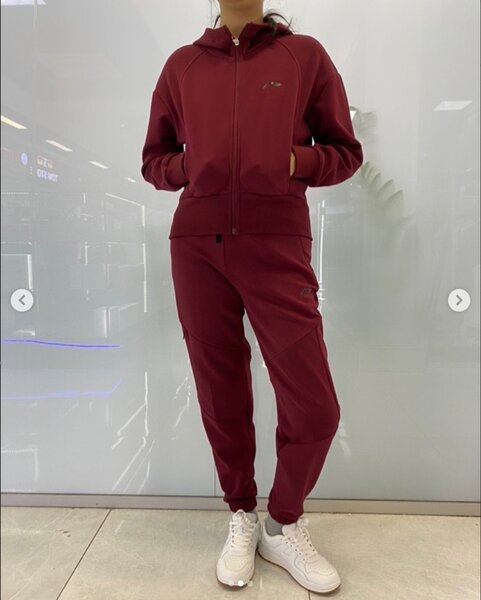 Женский спортивный костюм