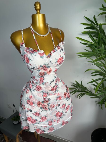 Robe fleurie élégante d'été