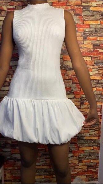 Robe blanche sans manches élégante