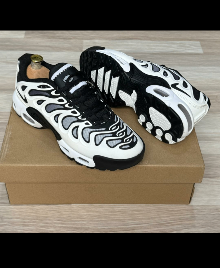 Chaussures Nike Air Max Plus TN noir et blanc