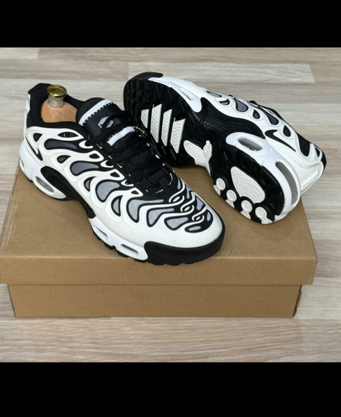 Chaussures Nike Air Max Plus TN noir et blanc