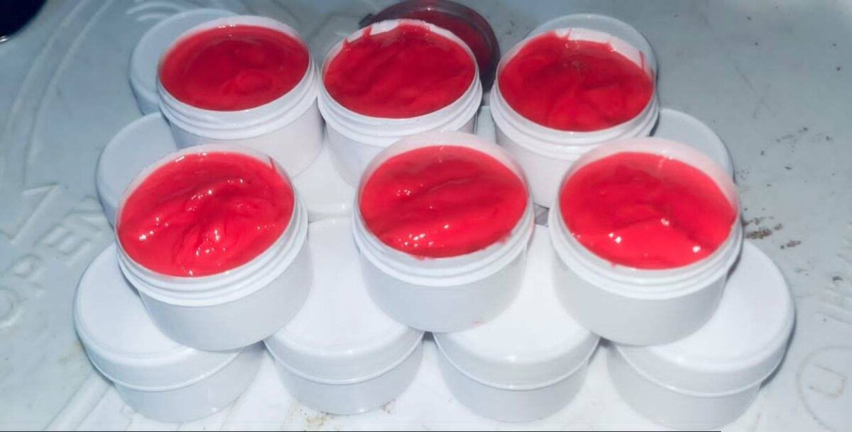 Exfoliant à lèvres rouge naturel