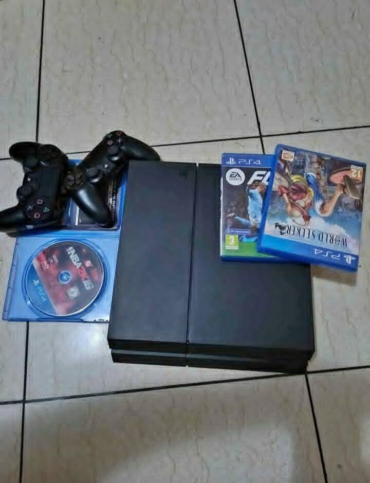 Console de jeu PS4 avec jeux