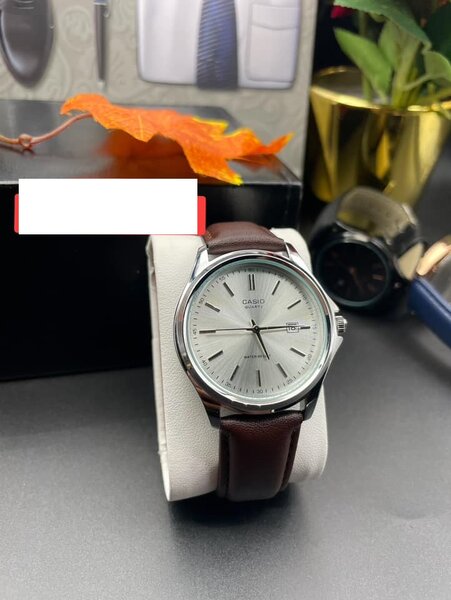 montre-bracelet casio blanc