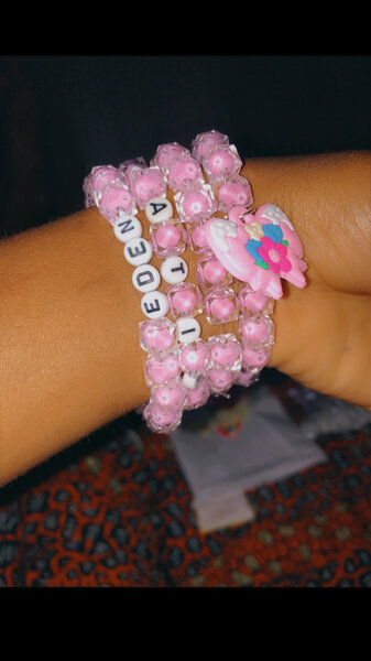 Bracelet perles roses personnalisable