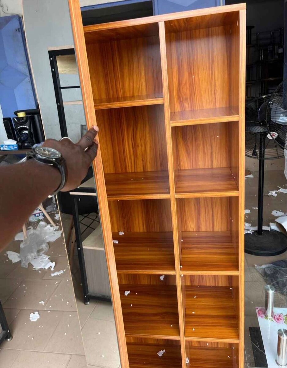 Étagère en bois avec miroir