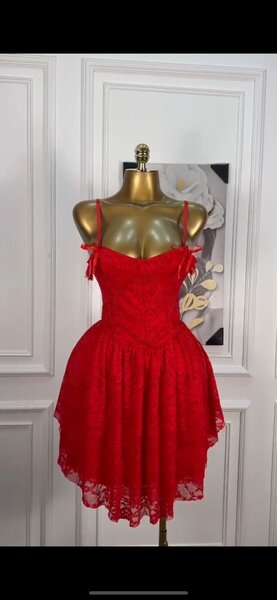 Robe rouge en dentelle