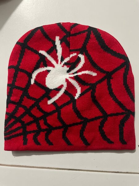 Bonnet araignée rouge tendance