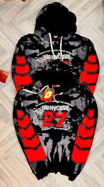 Sweat à capuche noir et rouge