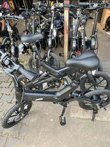 Vélo électrique pliant compact