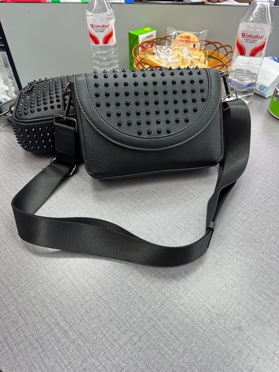 Sac bandoulière clouté