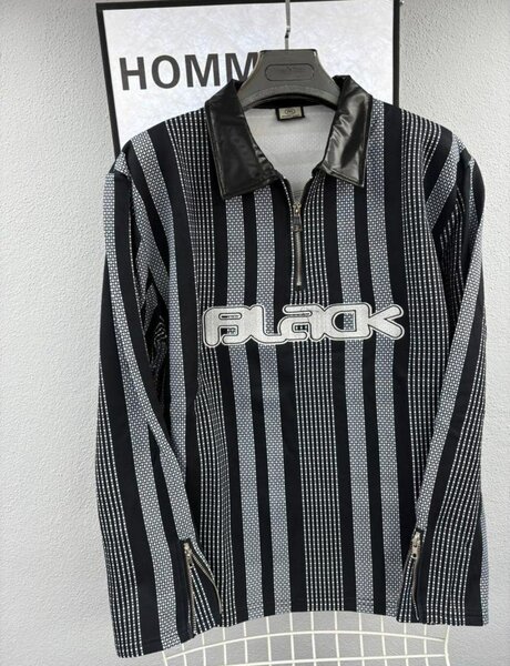 Polo rayé à col en cuir