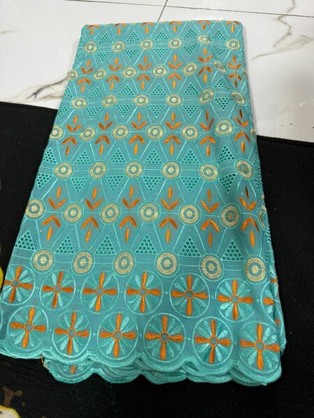 Tissus brodés colorés