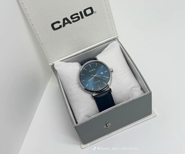 Montre Casio en cuir rouge et bleu