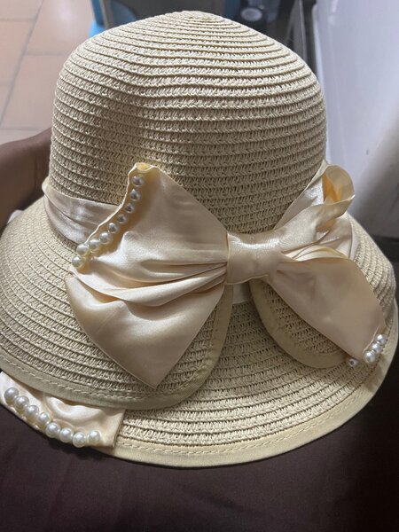 Chapeau d'été élégant avec nœud et perles
