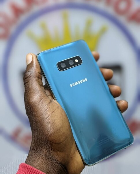 Samsung Galaxy S10e Smartphone