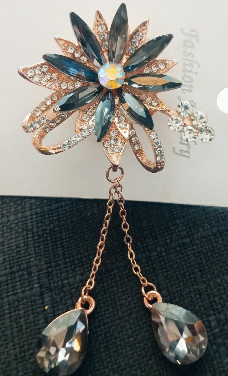 Broche élégante en strass