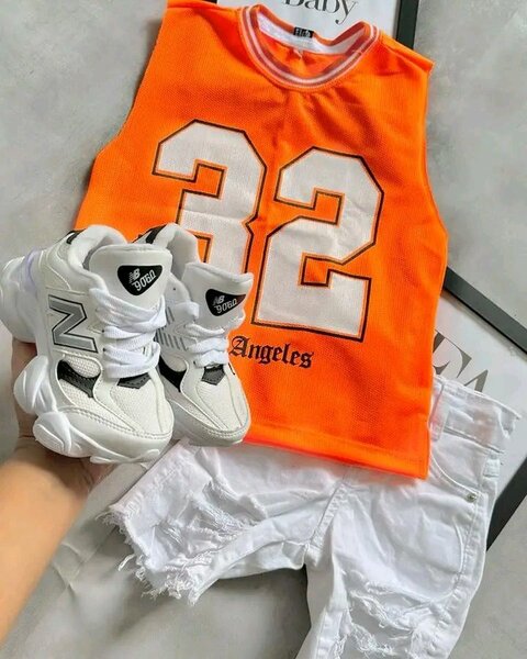 Ensemble de sport pour garçons : débardeur orange et short blanc