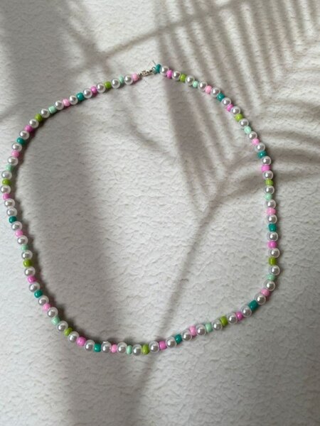 Colliers de perles colorées