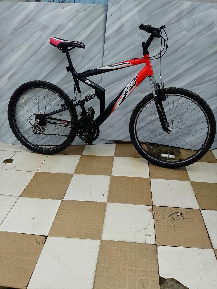 VTT tout-terrain rouge