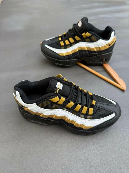 Baskets Air Max Noires et Or