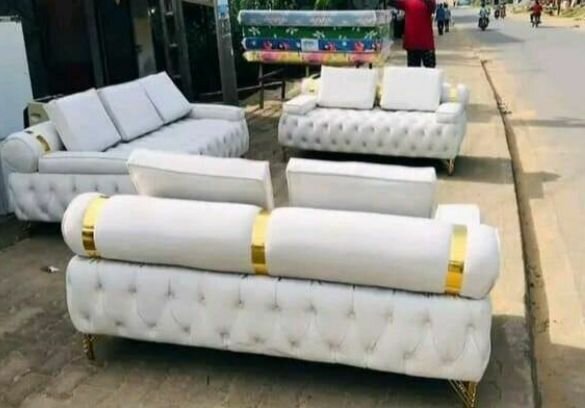 Canapé luxueux blanc doré