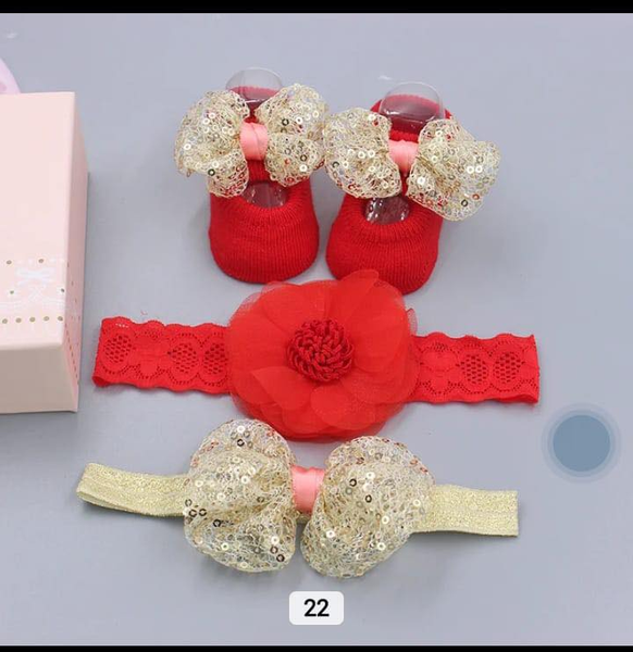 chaussures rouges, ceinture rouge et beige avec des arcs