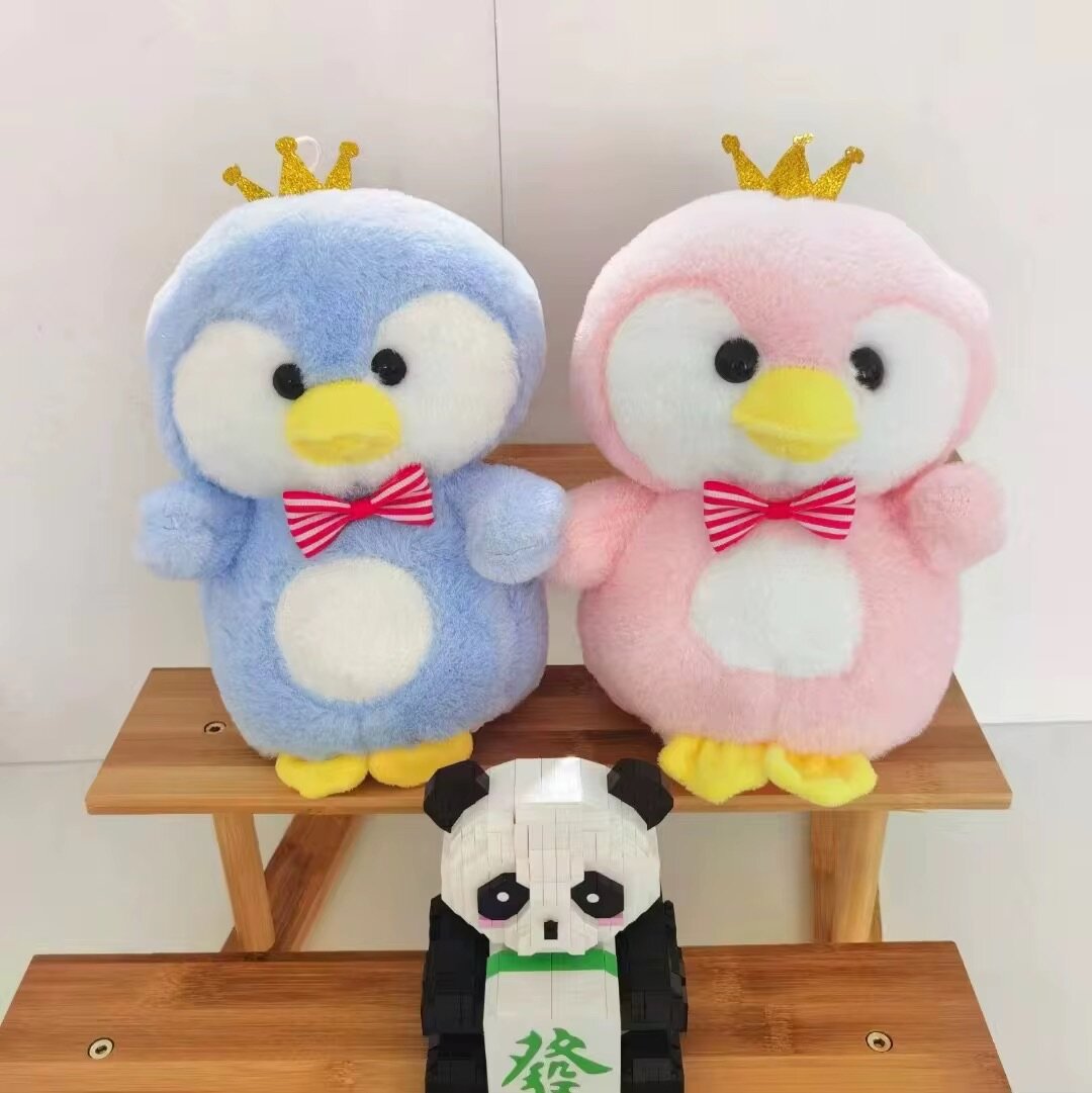 Peluche pingouin couronne mignon