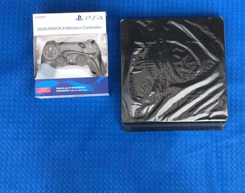PS4 slim crackée + 10 jeux