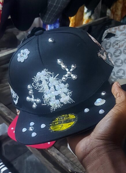 Casquette noire décorée perles