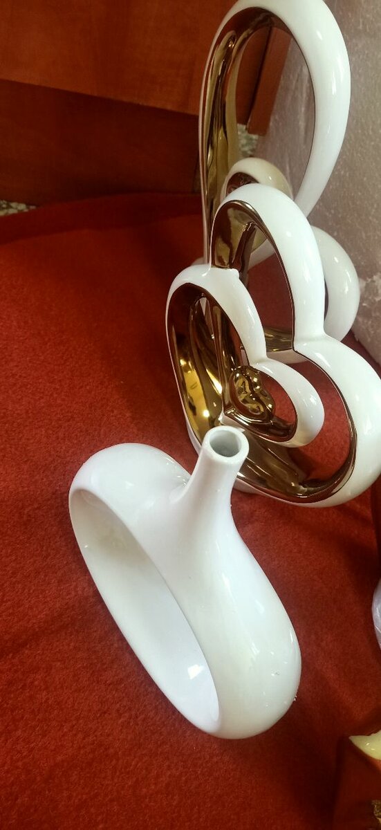 Ornaments and vases for hire