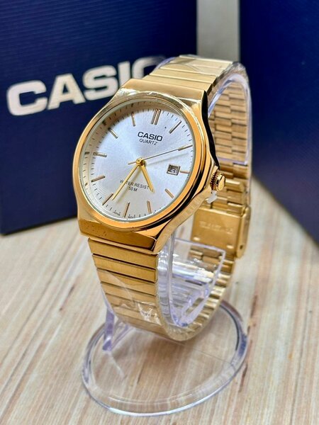Casio quartz doré fond blanc
