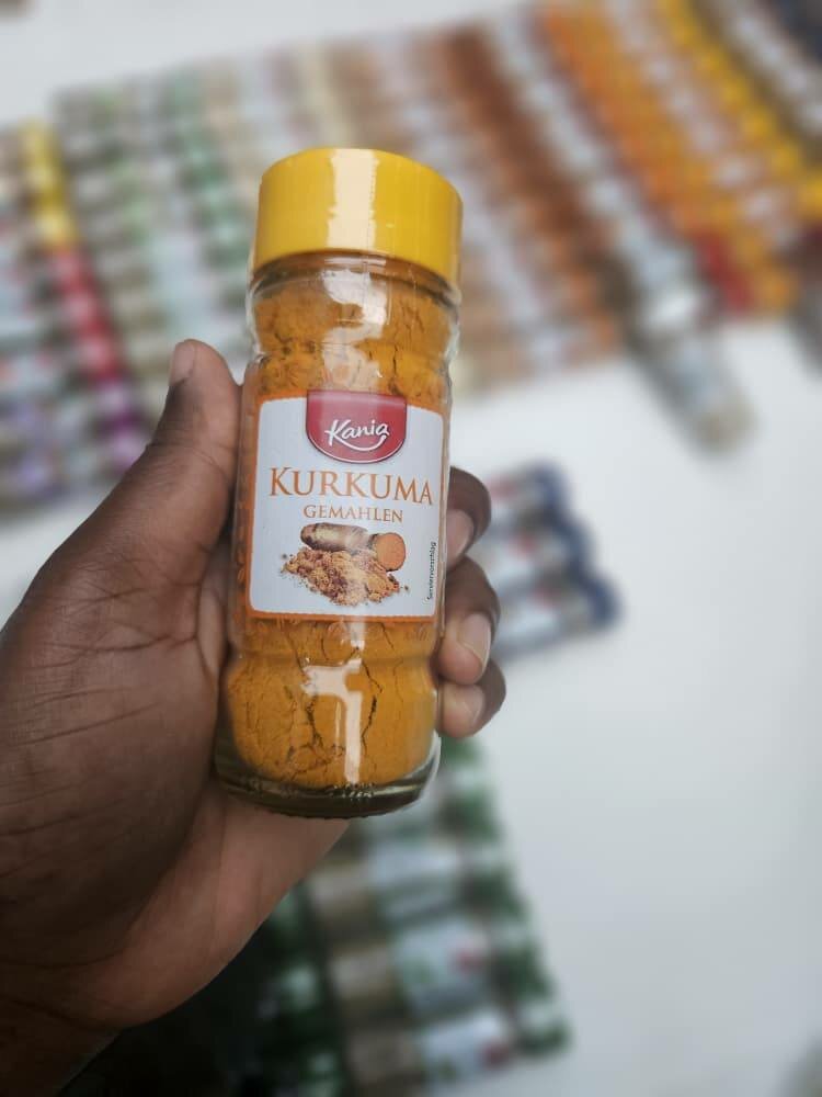 Épices Variées en Pots Pratiques