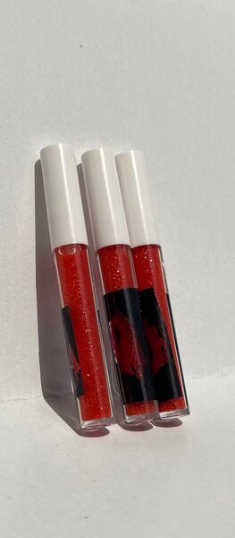 Lipgloss and lip balm