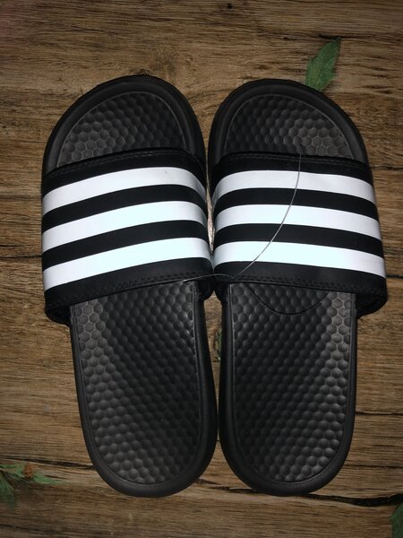 Claquettes à rayures élégantes