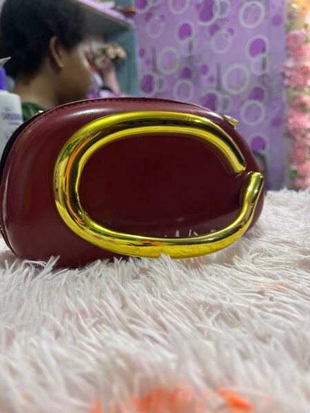 Pochette élégante rouge dorée