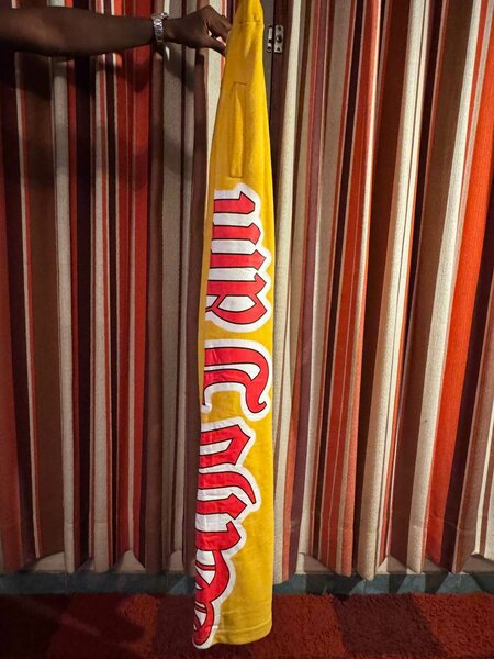 Pantalon jaune à lettres design