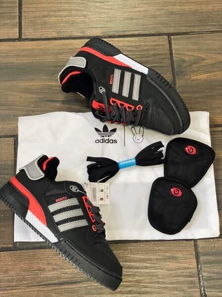 Adidas Sneakers Noires et Rouges