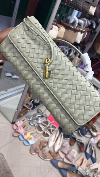 Clutch en cuir tressé élégant